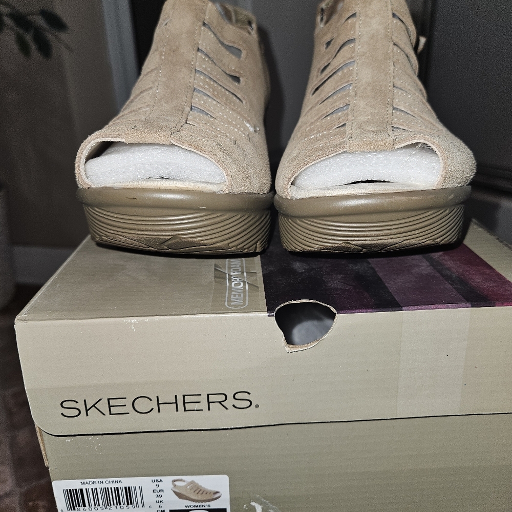 WOMEN'S Sketchers Suede Wedge Sandals